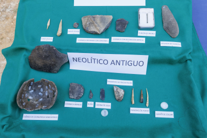 Piezas de neolítico extraídas en la excavación en Portalón de Cueva Mayor.