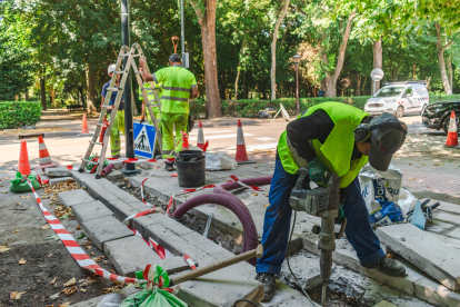 Obras en el paso de peatones del paseo de la Isla, a la altura del número 10, para mejorar sus sistemas de iluminación y colocar sensores de detección de las personas.