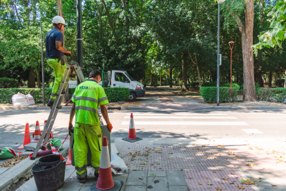 Un momento de las obras en el paso del paseo de la Isla, a la altura del número 10.