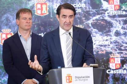 Juan Carlos Suárez-Quiñones informa del nuevo convenio firmado en materia de abastecimiento de agua con el presidente de la Diputación de Burgos, Borja Suárez.