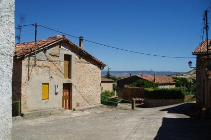 Vista de una calle del pueblo de Bugedo.