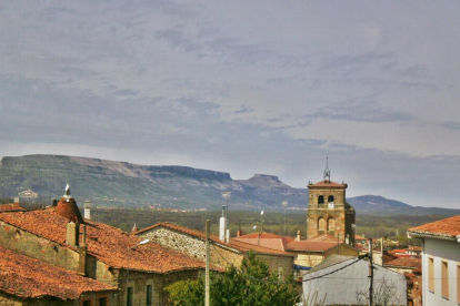 Vista aérea de Castrillo de la Reina con el monte de fondo.