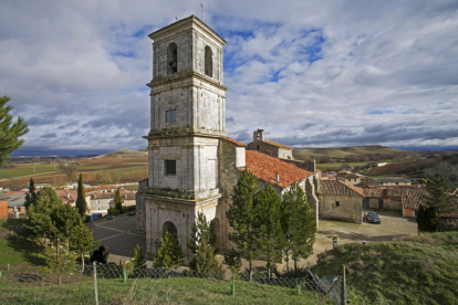 Iglesia parroquial de San Pedro Apóstol con su torre neoclásica del S.XVIII.