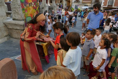 Grupo de niños participan en las actividades de las Jornadas Medievales de Doña Violante.