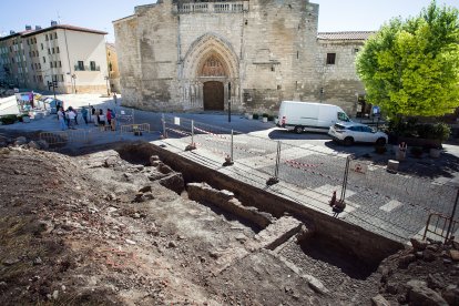 Imagen de los restos arqueológicos frente a la iglesia de San Esteban.