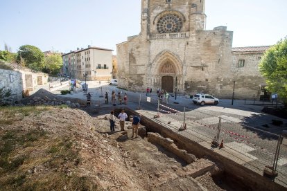 Espacio abierto por la excavación de unos contenedores, frente a la iglesia de San Esteban.