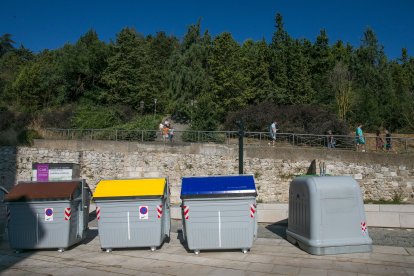 Contenedores de reciclaje, ubicados frente a la iglesia de San Esteban.