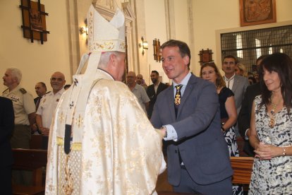 Suárez saluda al arzobispo durante la festividad del patrono de la provincia de Burgos, Santo Domingo de Guzmán.