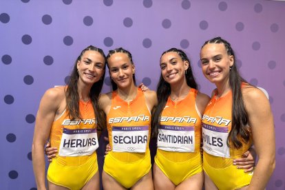 La atleta burgalesa Eva Santidrián junto a sus compañeras de relevos Blanca Hervás, Berta Segura y Carmen Avilés