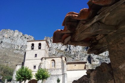 Iglesia de Pancorbo en las rocas del desfiladero.