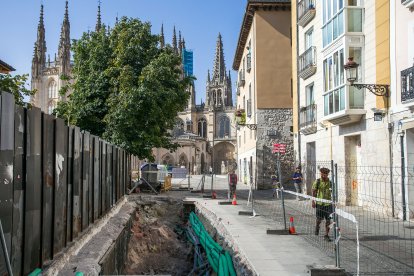 Excavación en la calle Fernán González donde se colocará una isla completa tras eliminarse la de la plaza de los Castaños.