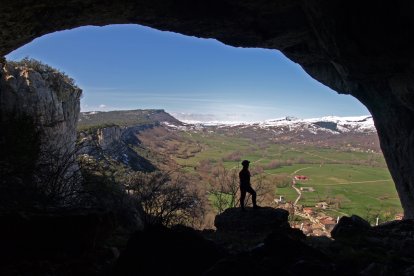 La cueva se abre al valle de Sotoscueva en un mirador privilegiado.