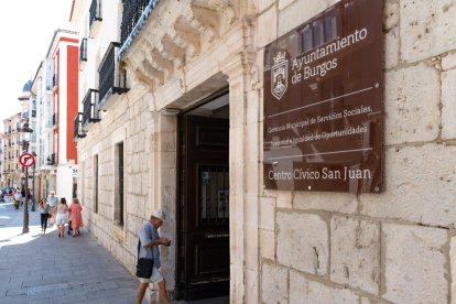 Puerta de entrada a la sede de la Gerencia de Servicios Sociales en la calle San Juan de Burgos.