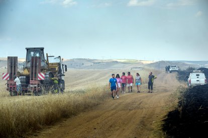 Medios aéreos y terrestres intervienen en el incendio.