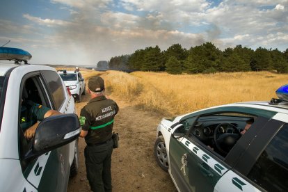 Medios aéreos y terrestres intervienen en el incendio.