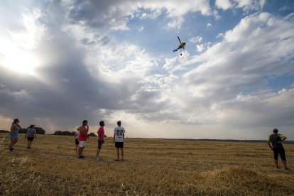 Medios aéreos y terrestres intervienen en el incendio.