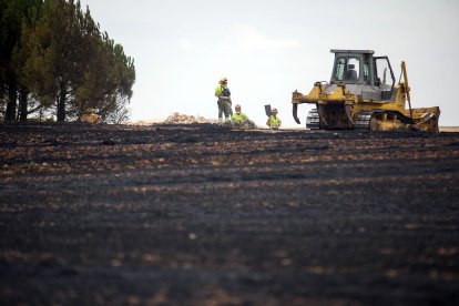 Medios aéreos y terrestres intervienen en el incendio.