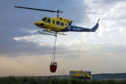 Medios aéreos y terrestres intervienen en el incendio.