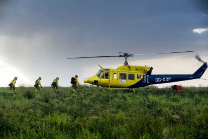 Medios aéreos y terrestres intervienen en el incendio.