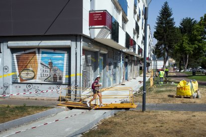 Estado de las obras en el barrio de San Cristóbal durante la visita realizada por el concejal de Urbanismo, Juan Manuel Manso.