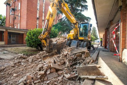 Estado de las obras en el barrio de San Cristóbal durante la visita realizada por el concejal de Urbanismo, Juan Manuel Manso.