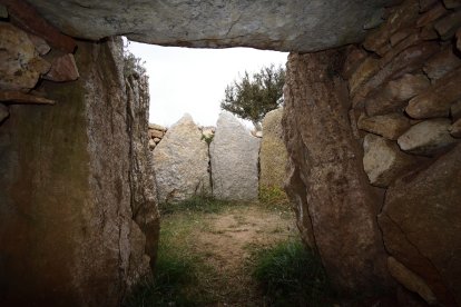 Interior del Dolmen del valle de Sedano.