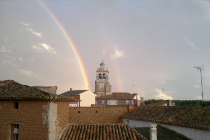 Vista aérea de Tordómar con la iglesia de fondo.