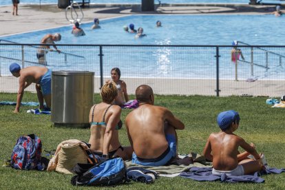 Varias familias disfrutan de las piscinas municipales de verano de El Plantío.