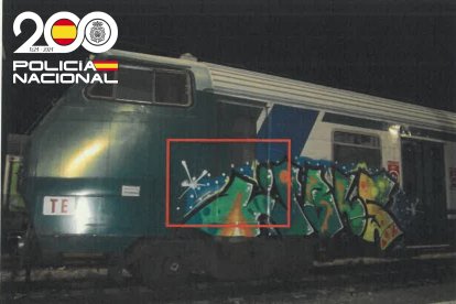 Uno de los trenes vandalizados con pintadas.