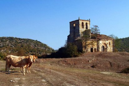 Vista de Huidobro, con la cubierta de la iglesia caída antes de la restauración.