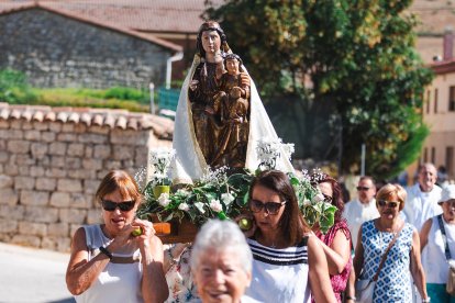 Algunas vecinas procesionaron la imagen de la Virgen de Montesclaros.