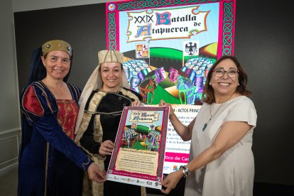 Las hermanas Raquel e Isabel Torrientes, impulsoras de la Batalla de Atapuerca, con la diputada provincial y alcaldesa del municipio, Raquel Contreras.