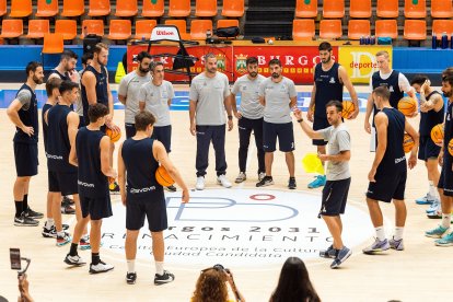 Savignani dando instrucciones desde el centro de la cancha.