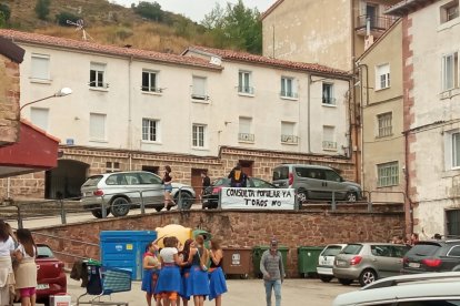 Una de las pancartas contra los toros en Pradoluengo.