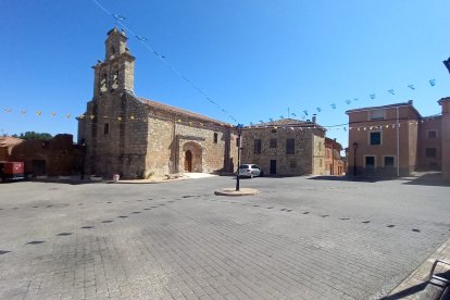 Plaza de Torrepadre engalanada durante las fiestas en honor de San Esteban, al que se consagra su iglesia.