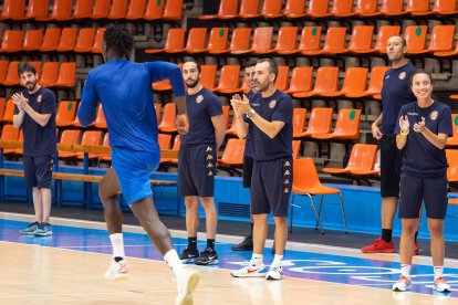 Thiam, a la carrera, cruza frente al cuerpo técnico.