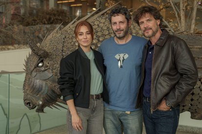 El director, Manuel Ríos San Martín (centro), con los intérpretes Blanca Suárez y Daniel Grao.