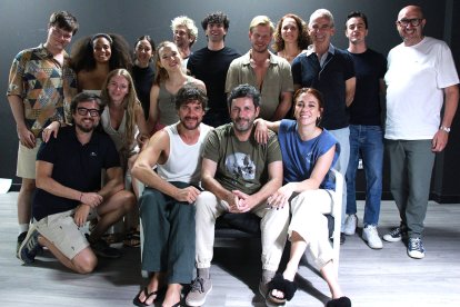 Foto de familia del equipo de 'la huella del mal', durante la lectura del guion.