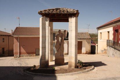 Monumento en una de las calles de La Horra.