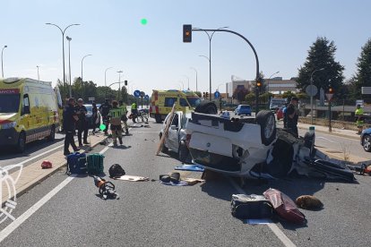 El BMW que volcó a causa del accidente quedó destrozado por el impacto y la excarcelación del herido y varias maletas quedaron en la calzada.