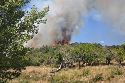 Sobre las 15.00 el fuego era visible cerca de las casas de Monterrubio.