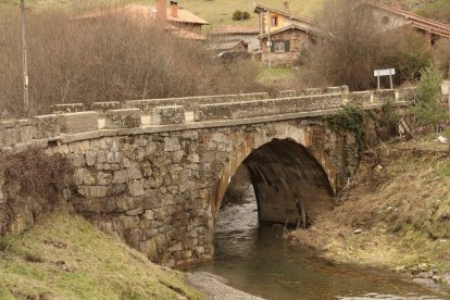 Puente sobre el río Arlanzón en Pineda de la Sierra.