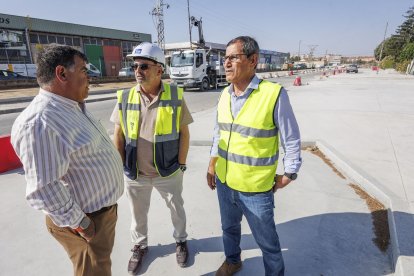 Juan Manuel Manso charla con representantes de las empresas responsables de las obras en Fernando Dancausa, López Rodó y La Bureba.