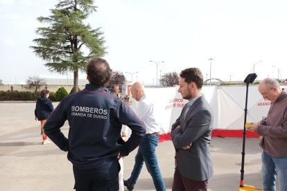 El alcalde en una visita al parque de bomberos de Aranda