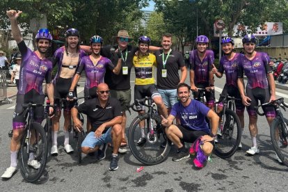 Los ciclistas y el staff del Burgos BH celebran la victoria en el Tour de Hainan.