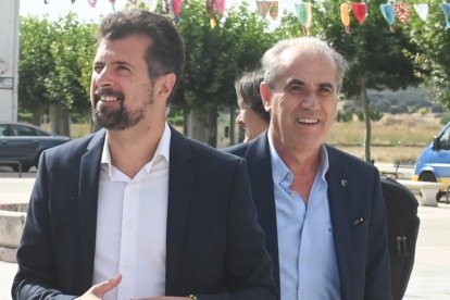 Luis Tudanca con el procurador socialista por Burgos Luis Briones en el 75 aniversario del municipio de La Vid.