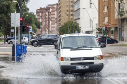 Una furgoneta atraviesa una calle anegada en Burgos.