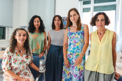 De izquierda a derecha: Marta Alevia Alevia, Nieves García, Verónica Romero, Raquel Rodríguez y Alegría Arias que forman parte del equipo que gestiona estes programa.