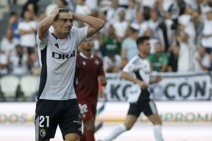 Íñigo Córdoba se lleva las manos a la cabeza durante el partido contra el Castellón.