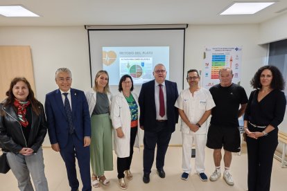 El consejero de Sanidad, en el centro, ha visitado el centro de salud de Salas de los Infantes.